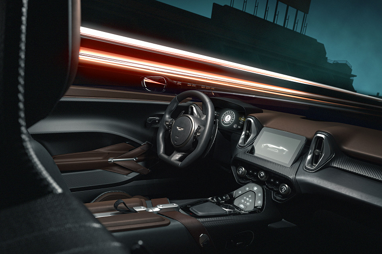 Ở phía trước, chiếc xe thể thao hai chỗ ngồi này có lưới tản nhiệt mới với các chi tiết được làm bằng sợi carbon, các hốc hình móng ngựa giúp tăng khả năng làm mát cho động cơ V12 của mẫu xe độc đáo. Ở phần cản sau, xe được trang bị đèn chiếu hậu có thiết kế mảnh đặt nằm ngang trên phần cản sau của xe.