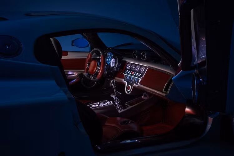 Cabin xe được xây dựng và hoàn thiện theo tiêu chuẩn khiến nhiều người có thể so sánh với các siêu xe khác nhưng ở đẳng cấp hypercar, nơi chủ xe chỉ thích ngắm và lái thay vì vuốt trên màn hình, điều này là quá dễ hiểu. Vô lăng xe Pagani Utopia được đúc từ một khối nhôm duy nhất, cũng như các bàn đạp riêng lẻ, và cần số lộ thiên vốn là đặc sản của Pagani từ thời Huayra trở về đây.