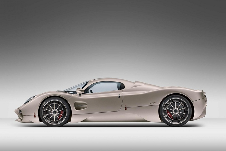 Điều đầu tiên trong 3 phẩm chất liệt kê trên là Pagani không cho Utopia chạy theo số đông của các nhà sản xuất siêu xe khác để cung cấp một hệ thống truyền động hybrid. Thay vào đó, Pagani Utopia sẽ tiếp tục được cung cấp sức mạnh như Huayra, bởi động cơ V12, dung tích 6.0 lít, tăng áp kép do AMG phát triển nhưng sản sinh công suất tối đa 852 mã lực và mô-men xoắn cực đại 1.100 Nm, so sánh thông số này với thần gió, Utopia được tăng 132 mã lực và 100 Nm.