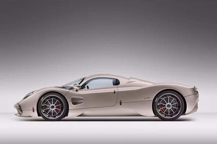 Điều đầu tiên trong 3 phẩm chất liệt kê trên là Pagani không cho Utopia chạy theo số đông của các nhà sản xuất siêu xe khác để cung cấp một hệ thống truyền động hybrid. Thay vào đó, Pagani Utopia sẽ tiếp tục được cung cấp sức mạnh như Huayra, bởi động cơ V12, dung tích 6.0 lít, tăng áp kép do AMG phát triển nhưng sản sinh công suất tối đa 852 mã lực và mô-men xoắn cực đại 1.100 Nm, so sánh thông số này với thần gió, Utopia được tăng 132 mã lực và 100 Nm.