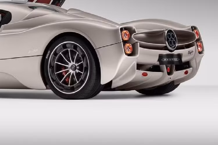 Giám đốc tiếp thị Christopher Pagani xác nhận rằng toàn bộ 99 xe được sản xuất đã có người mua. Mặc dù mức giá xe Pagani Utopia không hề rẻ, từ 2,5 triệu đô la (khoảng 58,9 tỷ đồng). Nhưng với danh tiếng và sự đẳng cấp của Pagani, số tiền này như món đầu tư và chỉ 1 năm sau đó, giá trị của xe Utopia có thể tăng thêm từ nửa triệu đến vài triệu đô la là bình thường.