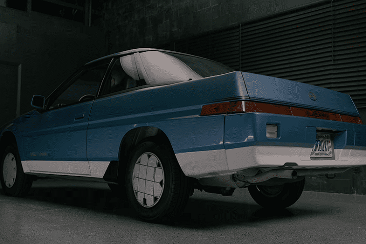 Trong một video mới được đăng tải trên YouTube “Hagerty”, Jason Cammissa đã đưa khán giả quay về một giai đoạn lịch sử kỳ lạ của Subaru, và lý giải cách XT đã “vô tình” đoán trước tương lai ra sao. Subaru XT cổ điển vốn được chế tạo để cạnh tranh với những đối thủ như Honda Prelude và Toyota Celica, nhưng nó đã không thể làm vậy. Với kiểu dáng kỳ lạ và giá cao hơn mức trung bình, nó là một mẫu xe khó bán.