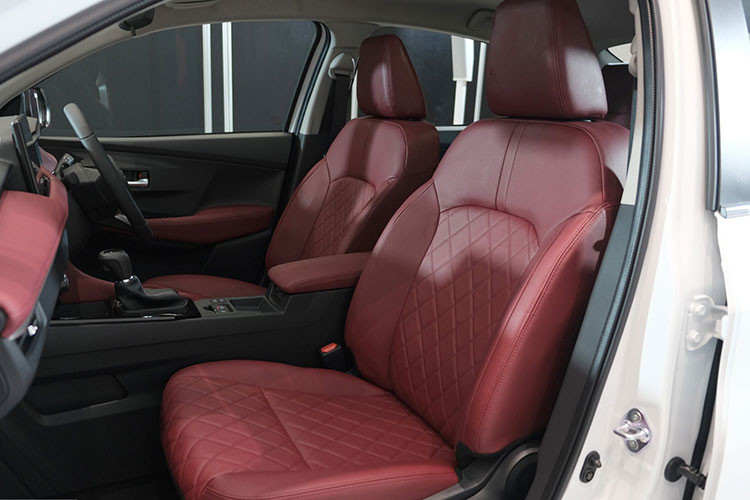 Các trang bị khác như hệ thống cảnh báo khi xe phía trước đang di chuyển, Hệ thống bảo vệ bàn đạp ga, Kiểm soát hành trình tự động thích ứng, Hệ thống cảnh báo điểm mù, Cảnh báo phương tiện cắt ngang khi lùi, Camera quan sát phía sau/phía trước và Camera quan sát toàn cảnh.