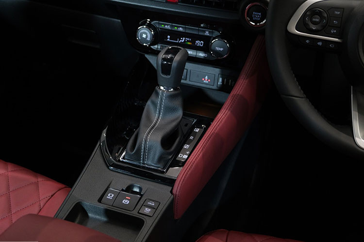 Đặc biệt, Vios mới được nâng cấp mạnh mẽ về trang bị an toàn với gói Toyota Safety Sense mới. Trên phiên bản cao cấp nhất, xe được trang bị loạt tính năng thông minh bao gồm: hệ thống cảnh báo tiền va chạm, Cảnh báo chệch làn đường,...