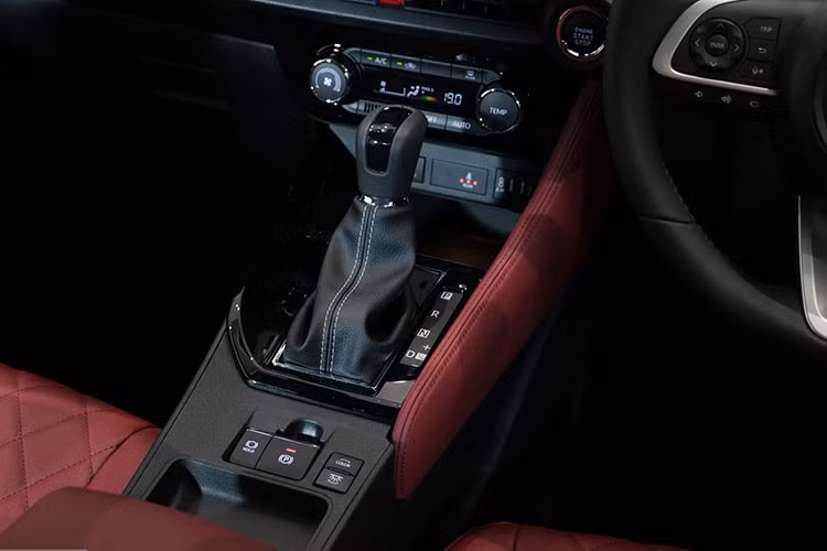 Đặc biệt, Vios mới được nâng cấp mạnh mẽ về trang bị an toàn với gói Toyota Safety Sense mới. Trên phiên bản cao cấp nhất, xe được trang bị loạt tính năng thông minh bao gồm: hệ thống cảnh báo tiền va chạm, Cảnh báo chệch làn đường,...