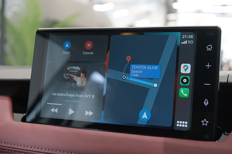 Ngoài ra, xe còn sở hữu một loạt trang bị nội thất cao cấp vượt tầm phân khúc như: phanh tay điện tử, đèn LED trang trí nội thất có thể điều chỉnh 64 màu, hệ thống Start/Stop thông minh và khởi động bằng nút bấm, chìa khóa thông minh...