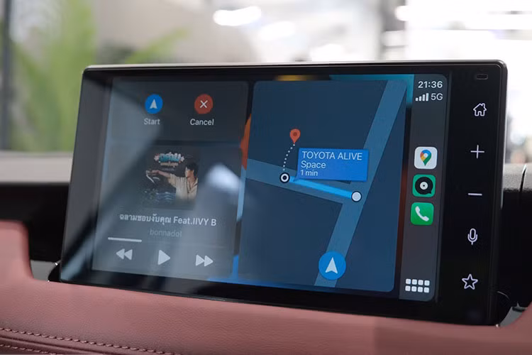 Ngoài ra, xe còn sở hữu một loạt trang bị nội thất cao cấp vượt tầm phân khúc như: phanh tay điện tử, đèn LED trang trí nội thất có thể điều chỉnh 64 màu, hệ thống Start/Stop thông minh và khởi động bằng nút bấm, chìa khóa thông minh...