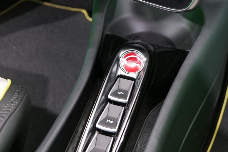 Khác với các siêu xe McLaren 720S, McLaren Senna hay McLaren 765LT về dải đất hình chữ S đều được trang bị động cơ xăng V8, siêu xe McLaren Artura là bước tiến mới của hãng xe Anh quốc khi sử dụng hệ truyền động plug-in hybrid, lai giữa động cơ xăng và điện. 