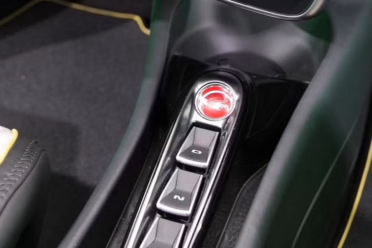 Khác với các siêu xe McLaren 720S, McLaren Senna hay McLaren 765LT về dải đất hình chữ S đều được trang bị động cơ xăng V8, siêu xe McLaren Artura là bước tiến mới của hãng xe Anh quốc khi sử dụng hệ truyền động plug-in hybrid, lai giữa động cơ xăng và điện. 