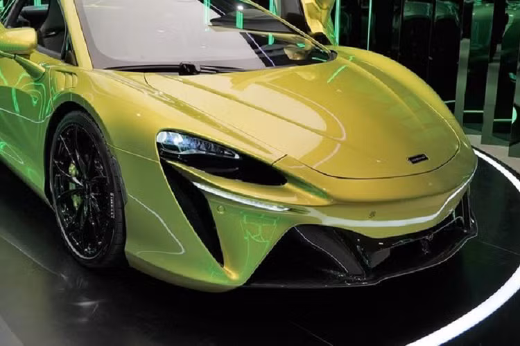 Sức mạnh ấn tượng trên đã giúp siêu xe McLaren Artura dễ dàng tăng tốc từ vị trí xuất phát lên 96 km/h chỉ trong thời gian 3 giây, từ 0 lên 200 km/h chỉ trong 8.3 giây và 0–300 km/h trong 21.5 giây. Vận tốc tối đa của xe McLaren Artura có thể đạt tới 330 km/h. Chỉ với động cơ điện, siêu xe McLaren Artura có thể hoàn thành quãng đường dài 30 km và đạt vận tốc tối đa 130 km/h mà không cần đến động cơ xăng can thiệp.