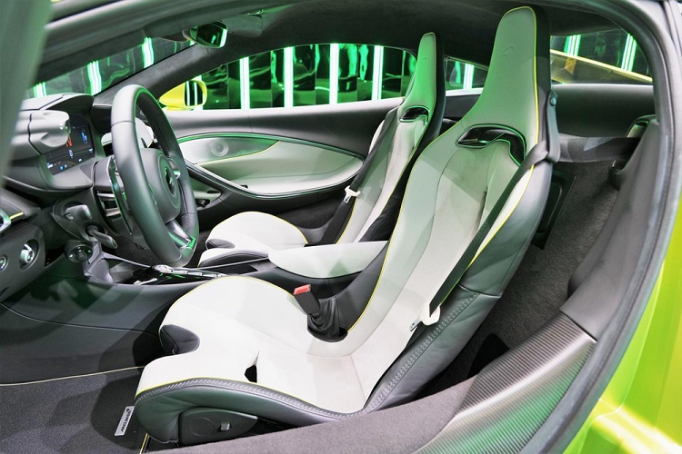 Giá xe McLaren Artura tại Việt Nam khởi điểm từ 15,99 tỷ đồng, đã bao gồm thuế VAT nhưng chưa tính các chi phí tùy chọn cũng như lăn bánh và mỗi phiên bản sẽ có giá dao động khác nhau.