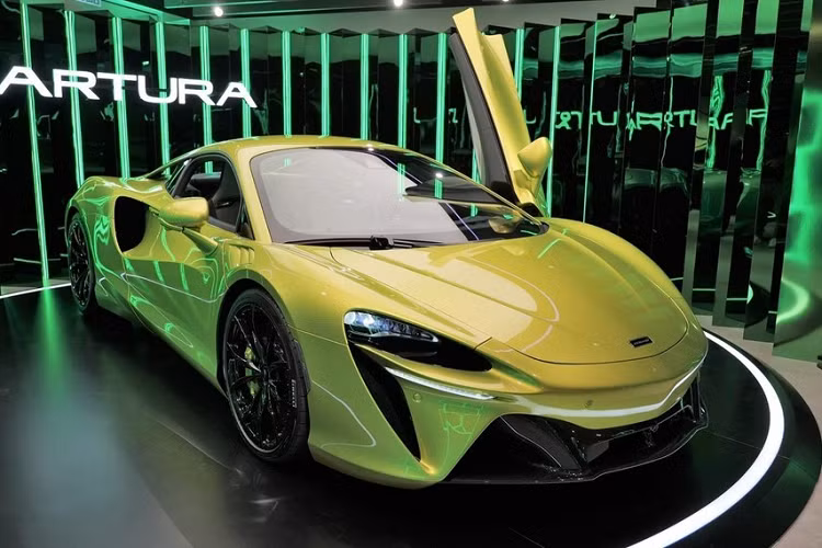 Vào ngày 14/3/2022 vừa qua, McLaren Automotive đã công bố Việt Nam trở thành thị trường thứ 41 được hãng lựa chọn để phân phối xe McLaren chính hãng. Hiện showroom McLaren đầu tiên tại Việt Nam đang trong quá trình hoàn thiện nhưng các mẫu xe hot của hãng sắp bán chính hãng tại dải đất hình chữ S đã dần được hé lộ.