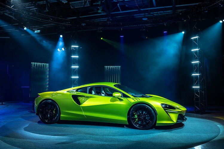 Điểm đáng chú ý của hệ thống plug-in hybrid trên siêu xe Artura chính là có thể sạc độc lập, nguồn điện gia đình có thể sạc từ 20% đến 80% pin cho xe chỉ trong thời gian 2,5 giờ.