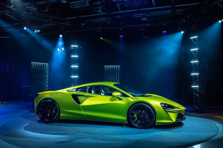 Điểm đáng chú ý của hệ thống plug-in hybrid trên siêu xe Artura chính là có thể sạc độc lập, nguồn điện gia đình có thể sạc từ 20% đến 80% pin cho xe chỉ trong thời gian 2,5 giờ.