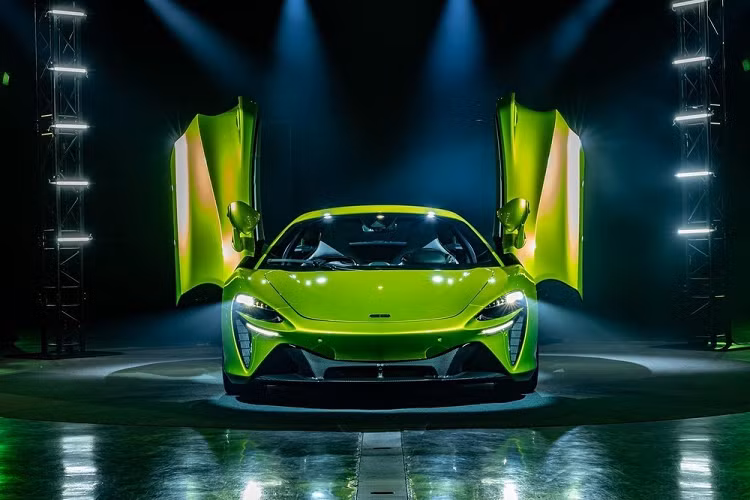 Trong số những cái tên xe McLaren còn xa lạ với các đại gia Việt như 765LT Spider, Elva và Artura - nằm trong phân khúc xe hybrid hiệu suất cao, mẫu siêu xe hybrid thương mại đầu tiên của hãng xe Anh quốc đã được tiết lộ mức giá bán chính hãng tại thị trường Việt Nam
