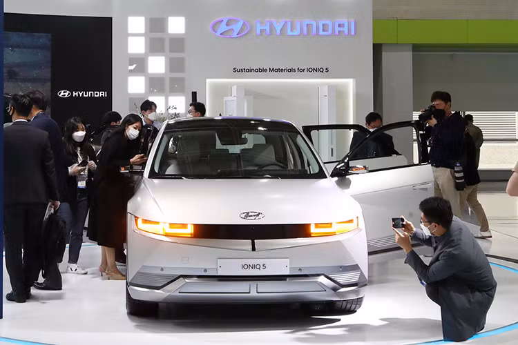 Sau Malaysia, Hyundai Ioniq 5 2022 dự kiến sẽ tiếp tục trình làng tại những thị trường Đông Nam Á khác như Indonesia. Hiện chưa rõ Hyundai Ioniq 5 2022 có được bán ở Việt Nam giống người anh em Kia EV6 hay không.