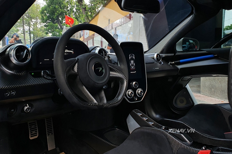 Chưa hết, chiếc McLaren Senna của Đặng Lê Nguyên Vũ còn được trang bị ốp cách nhiệt động cơ bằng vàng do bộ phận MSO cung cấp, có giá lên đến 30.000 USD (khoảng 697 triệu đồng), mang đến khả năng tản nhiệt nhanh, giảm áp lực cho động cơ. McLaren Senna được phát triển hai hệ thống ống xả khác nhau để phù hợp với từng thị trường.