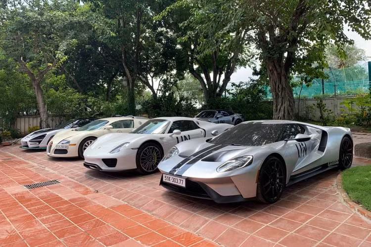 Nếu lần xuất hiện trước, chiếc McLaren Senna thứ 2 này sở hữu bộ cánh phối màu trắng/đỏ nổi bật, thì lần này xe lại mang màu sơn ngoại thất hoàn toàn khác biệt. Cụ thể, xe mang tông màu chủ đạo là trắng/ghi nền nã hơn.