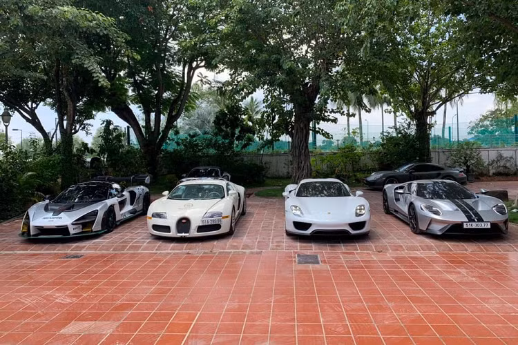 McLaren Senna chính thức trình làng vào cuối năm 2017 và được định vị là mẫu xe kế nhiệm của chiếc hypercar McLaren P1. Tuy nhiên, Senna không tiếp tục dùng động cơ hybrid như P1 mà chuyển sang động cơ thuần đốt trong.