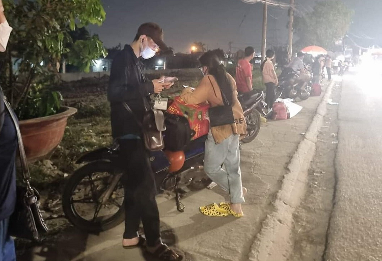 Công nhân mất việc làm, rời khu công nghiệp về quê Cong nhan mat viec lam, roi khu cong nghiep ve que