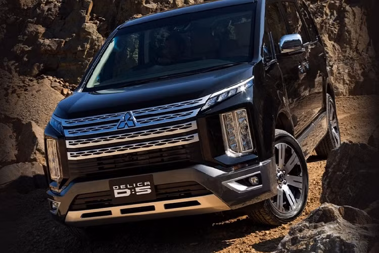 Mẫu xe MPV Mitsubishi Delica 2022 có ngoại hình mạnh mẽ và hầm hố hơn với mặt trước sửa đổi gồm lưới tản nhiệt tạo hình cứng cáp kết hợp cùng cụm đèn pha vuông vức xếp tầng giống Xpander.