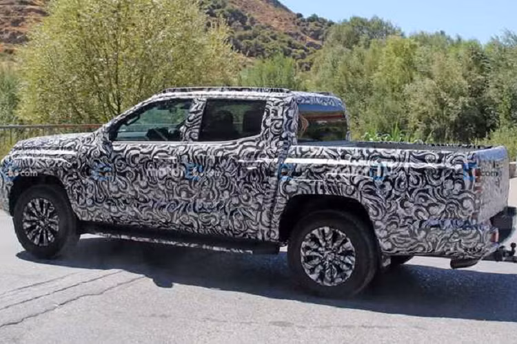 Mitsubishi Triton tại Việt Nam là dòng bán tải được yêu thích bởi khả năng vận hành, độ bền bỉ cao và đặc biệt là hàng ghế sau có độ ngả lưng thoải mái trong phân khúc và đặc biệt là giá thành hợp lý.