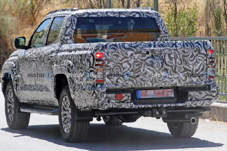 Mitsubishi Triton đã ra mắt tại Việt Nam phiên bản Athlete từ cuối năm 2021 với ngoại hình mới lạ. Mitsubishi Triton Athlete 2022 được phân phối tổng cộng 2 phiên bản bao gồm: 905.000.000 đồng cho bản 2 cầu (4x4), và 780.000.000 đồng cho bản 1 cầu (4x2). Xe có ngoại hình, màu sắc bắt mắt đi cùng nội thất ghế cam khá độc đáo.