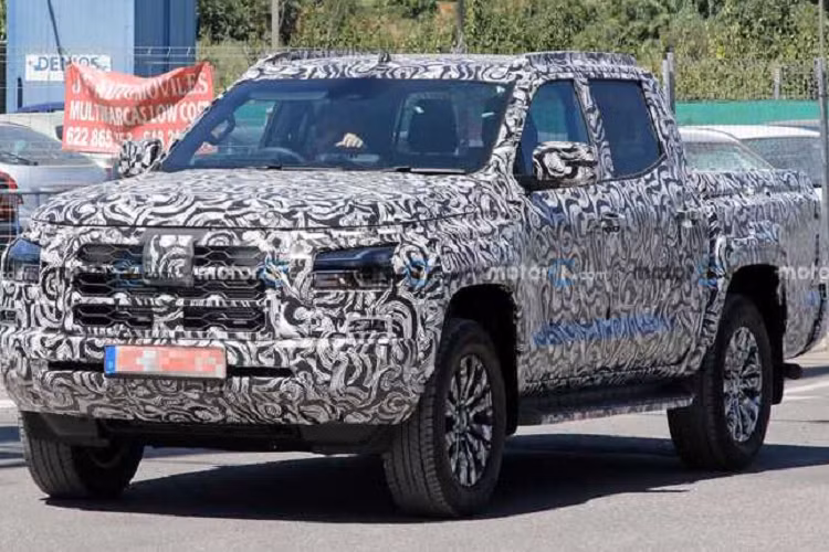 Nền tảng mới giúp Mitsubishi Triton 2023 có chiều dài lớn hơn, hốc bánh rộng hơn. Nhờ đó, không gian nội thất cũng sẽ thoải mái hơn. Khả năng chuyên chở và chứa đồ của Triton sẽ được cải thiện nhiều. 