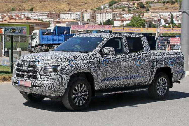 Các thông tin về nội thất và tiện nghi của xe chưa được tiết lộ. Dự kiến, Mitsubishi Triton thế hệ mưới sẽ được giới thiệu vào nửa đầu năm 2023.