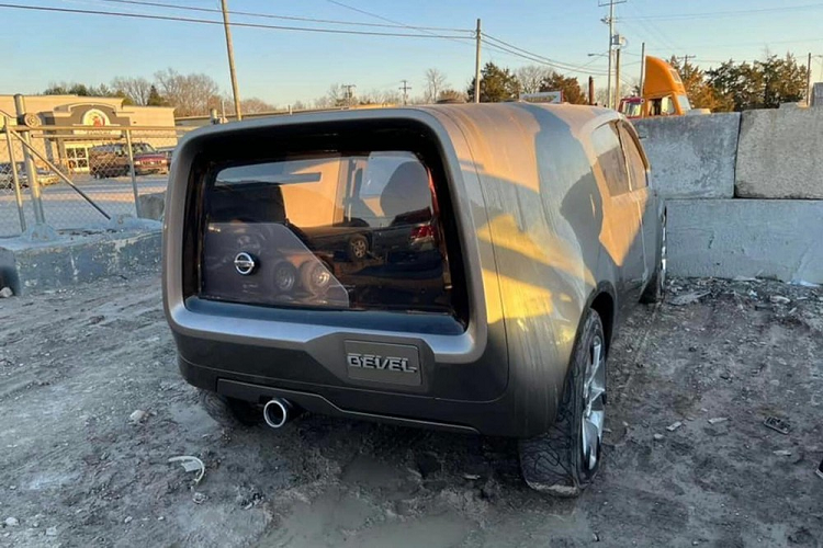 Trong 2 chiếc xe, chiếc Nissan Quest hư hỏng nhiều hơn với bánh trước bị tháo mất. Ngoài ra, bên trong chiếc xe concept này còn có những mảnh kính vỡ. Trong khi đó, chiếc Nissan Bevel 2007 vẫn còn khá nguyên vẹn, trừ lốp xe đã bị hỏng.