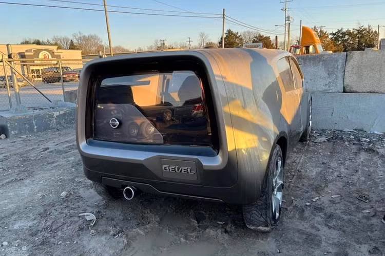 Trong 2 chiếc xe, chiếc Nissan Quest hư hỏng nhiều hơn với bánh trước bị tháo mất. Ngoài ra, bên trong chiếc xe concept này còn có những mảnh kính vỡ. Trong khi đó, chiếc Nissan Bevel 2007 vẫn còn khá nguyên vẹn, trừ lốp xe đã bị hỏng.