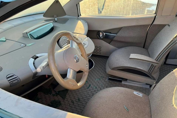 Nissan Quest đời 2002 về cơ bản là mẫu xe concept mang kiểu dáng minivan. Trong khi đó, Nissan Bevel 2007 được ra đời để dành cho "những người đàn ông ở độ tuổi từ 45 - 60 tuổi và có nhiều sở thích cá nhân", theo miêu tả của hãng. Nissan Bevel từng được trưng bày trong nhiều triển lãm ô tô trên thế giới như sự kiện ở Detroit (Mỹ) và Thượng Hải (Trung Quốc).