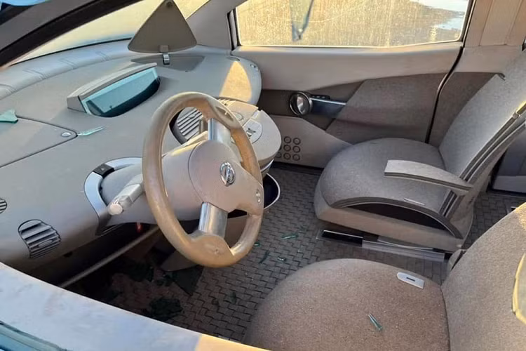 Nissan Quest đời 2002 về cơ bản là mẫu xe concept mang kiểu dáng minivan. Trong khi đó, Nissan Bevel 2007 được ra đời để dành cho "những người đàn ông ở độ tuổi từ 45 - 60 tuổi và có nhiều sở thích cá nhân", theo miêu tả của hãng. Nissan Bevel từng được trưng bày trong nhiều triển lãm ô tô trên thế giới như sự kiện ở Detroit (Mỹ) và Thượng Hải (Trung Quốc).