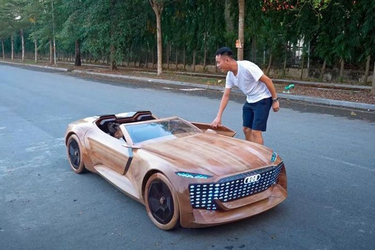 Điểm nhấn của Audi Skysphere là có thể thay đổi chiều dài cơ sở từ dòng Grand tourer thành xe thể thao chỉ bằng 1 nút bấm. Theo đó, chiều dài cơ sở của xe có thể điều chỉnh tăng thêm 250 mm, từ 4.940 mm ở chế độ Sport lên thành 5.190 mm ở chế độ GT (Grand Touring). 