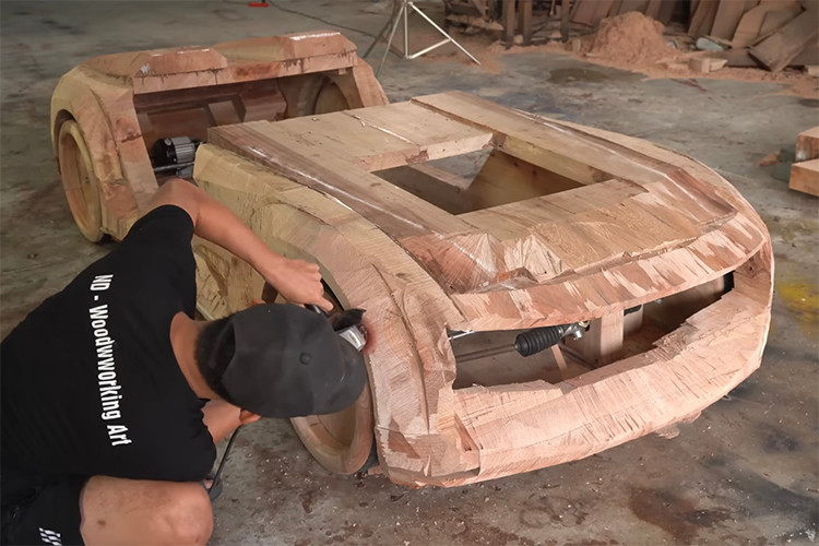 Về mặt thiết kế, mẫu xe Audi Skyphere Concept này khiến dân tình trầm trồ vì độ đẹp mắt, tỉ mỉ của nó. Ấn tượng hơn cả là mặt ca-lăng và logo phát sáng, đèn chiếu sáng còn được tích hợp xi-nhan, phía sau đuôi xe cũng có tạo hình cực kỳ công phu.