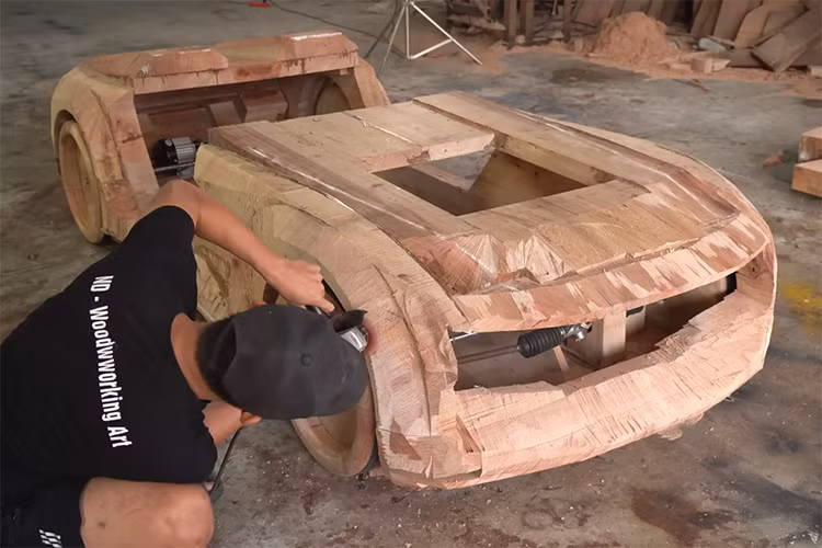 Về mặt thiết kế, mẫu xe Audi Skyphere Concept này khiến dân tình trầm trồ vì độ đẹp mắt, tỉ mỉ của nó. Ấn tượng hơn cả là mặt ca-lăng và logo phát sáng, đèn chiếu sáng còn được tích hợp xi-nhan, phía sau đuôi xe cũng có tạo hình cực kỳ công phu.