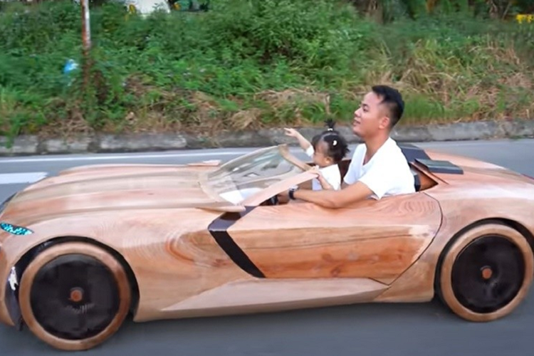 Chiều rộng 2.000 mm và chiều cao 1.230 mm vẫn được giữ nguyên. Nội thất của Skysphere cũng có 2 cấu hình. Với chế độ Sport, vô lăng, bàn đạp và cần số sẽ lộ ra, bảng điều khiển sẽ hướng về phía người lái.