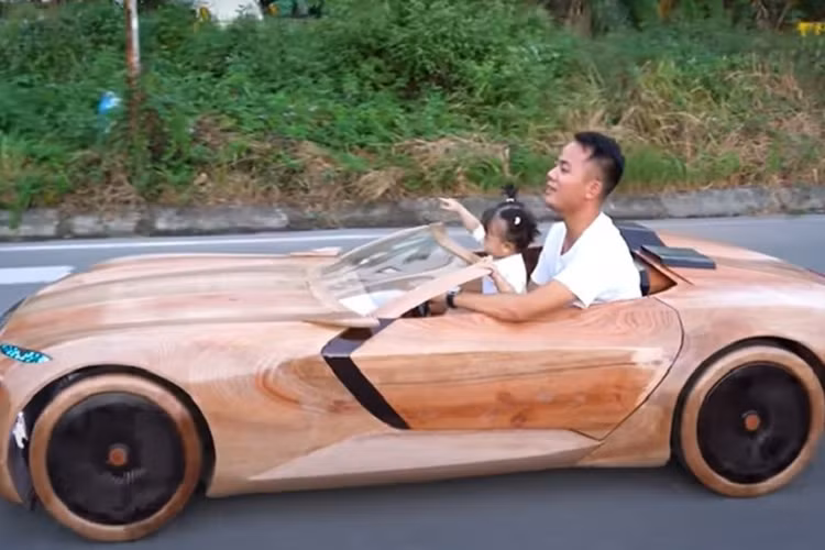 Chiều rộng 2.000 mm và chiều cao 1.230 mm vẫn được giữ nguyên. Nội thất của Skysphere cũng có 2 cấu hình. Với chế độ Sport, vô lăng, bàn đạp và cần số sẽ lộ ra, bảng điều khiển sẽ hướng về phía người lái.