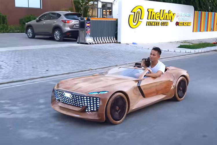 Mô-tơ điện của xe được đặt ở cầu sau, tạo ra công suất tối đa 624 mã lực và mô-men xoắn cực đại 750 Nm, cho phép tăng tốc từ 0-100 km/h chỉ trong 4 giây. Với pin có dung lượng 80 kWh, xe có phạm vi hoạt động khoảng 500 km.