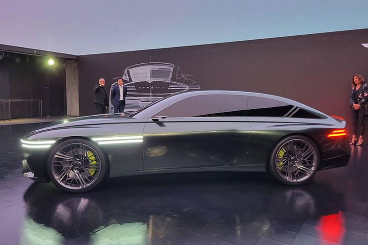 Concept năm 2022 vẫn giữ lại phần lớn thiết kế sắc sảo trên Genesis X Speedium Coupe chạy điện nguyên bản, bao gồm phần cản trước và sau mạnh mẽ. Vòm bánh xe trước và sau mở rộng tăng thêm đường nét cơ bắp cho chiếc xe, đồng thời nhấn mạnh phần đuôi hình vỏ sò.