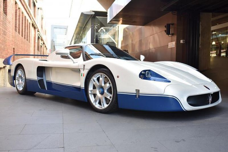 Maserati MC12 là siêu xe đắt giá nhất trong bộ sưu tập siêu xe của Neymar với giá bán xuất xưởng hơn nửa triệu USD. Maserati MC12 của Neymar được phát triển từ siêu xe Ferrari Enzo, từ năm 2004 - 2005 chỉ có 50 chiếc được ra đời trên toàn thế giới.Siêu xe này được trang bị động cơ V12 cho công suất tối đa 630 mã lực và mô-men xoắn cực đại 650 Nm.