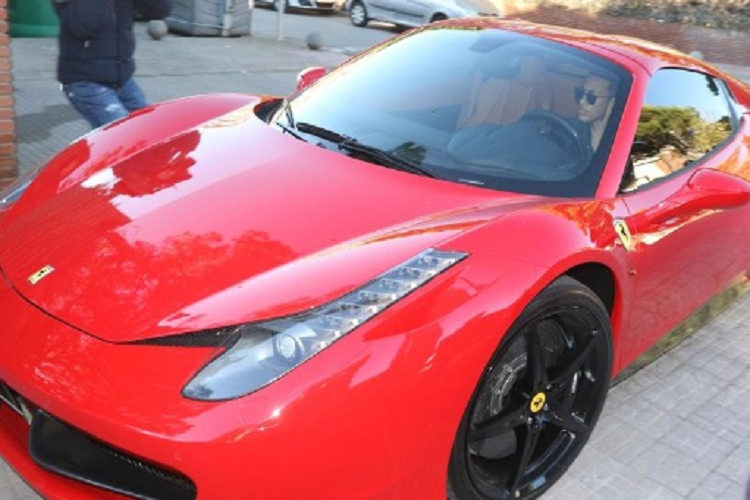 Neymar sở hữu dàn siêu xe khổng lồ, có thể kể đến như Lamborghini Veneno (4,5 triệu USD), Aston Martin Vulcan (2,3 triệu USD), Maserati MC12 (2 triệu USD)… và hàng loạt xe sang như Mercedes AMG GT S, Audi RS7, Ferrari 458.