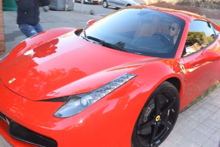 Neymar sở hữu dàn siêu xe khổng lồ, có thể kể đến như Lamborghini Veneno (4,5 triệu USD), Aston Martin Vulcan (2,3 triệu USD), Maserati MC12 (2 triệu USD)… và hàng loạt xe sang như Mercedes AMG GT S, Audi RS7, Ferrari 458.