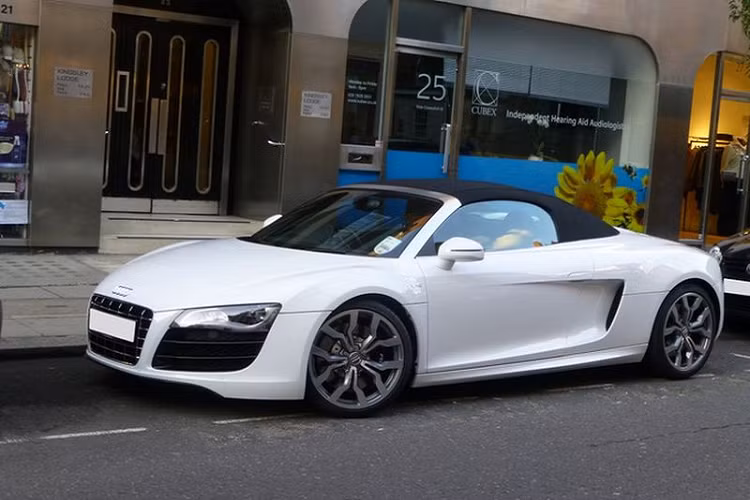 Chiếc máy bay Cessna 680 của anh trị giá hơn 7,7 triệu USD, có thể di chuyển khoảng 5.130 km liên tục mà không cần dừng lại để tiếp nhiên liệu, đạt tốc độ tối đa 890 km/h. Một chiếc trực thăng Mercedes-Benz Airbus H145 trị giá 15 triệu USD vô cùng hoành tráng.