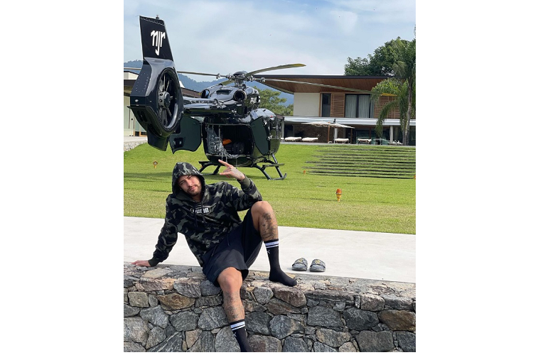 Sức mạnh từ động cơ được truyền tới bánh sau thông qua hộp số bán tự động sáu cấp, nhờ đó, Maserati MC12 có thể tăng tốc từ 0-100 km/h chỉ trong 3,8 giây, tốc độ tối đa 330 km/h. Ngoài ôtô, Neymar còn sở hữu hai trực thăng, một máy bay cá nhân và một du thuyền sang chảnh.