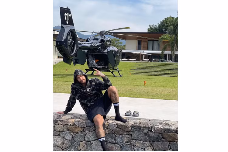 Sức mạnh từ động cơ được truyền tới bánh sau thông qua hộp số bán tự động sáu cấp, nhờ đó, Maserati MC12 có thể tăng tốc từ 0-100 km/h chỉ trong 3,8 giây, tốc độ tối đa 330 km/h. Ngoài ôtô, Neymar còn sở hữu hai trực thăng, một máy bay cá nhân và một du thuyền sang chảnh.