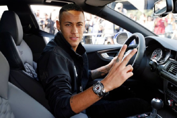 Tòa nhà có diện tích 10.000m2, với một hồ bơi trong nhà khổng lồ, cùng phòng xông hơi khô, phòng tắm kiểu Thổ Nhĩ Kỳ và một căn phòng rộng cho các hoạt động giải trí tùy thích. Bao quanh tòa nhà cũng là khu vườn rộng tới 5.000m2.