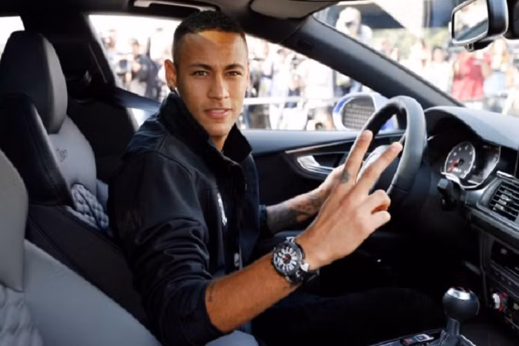 Tòa nhà có diện tích 10.000m2, với một hồ bơi trong nhà khổng lồ, cùng phòng xông hơi khô, phòng tắm kiểu Thổ Nhĩ Kỳ và một căn phòng rộng cho các hoạt động giải trí tùy thích. Bao quanh tòa nhà cũng là khu vườn rộng tới 5.000m2.