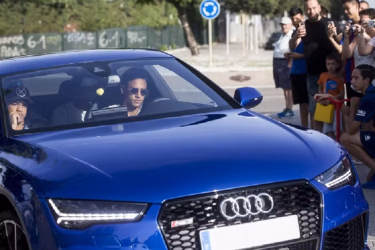 Neymar tậu siêu xe Ferrari 458 Spider vào tháng 10/2015. Chiếc 458 Spider của Neymar mang màu đỏ Rosso Corsa truyền thống. Bên trong là nội thất được bọc da tan – loại vật liệu cao cấp chỉ xuất hiện trên siêu xe hoặc xe siêu sang.