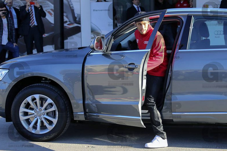 Siêu ngựa này từng gặp tai nạn trên đường tới sân tập, khi đó một bên đầu xe đã bị móp vì đâm phải hàng rào nhưng rất may mắn là Neymar không bị thương. Năm 2016, Neymar cùng đội tuyển Barcelona được nhà tài trợ Audi tặng mỗi người một xe mới thuộc các dòng A7, Q7.